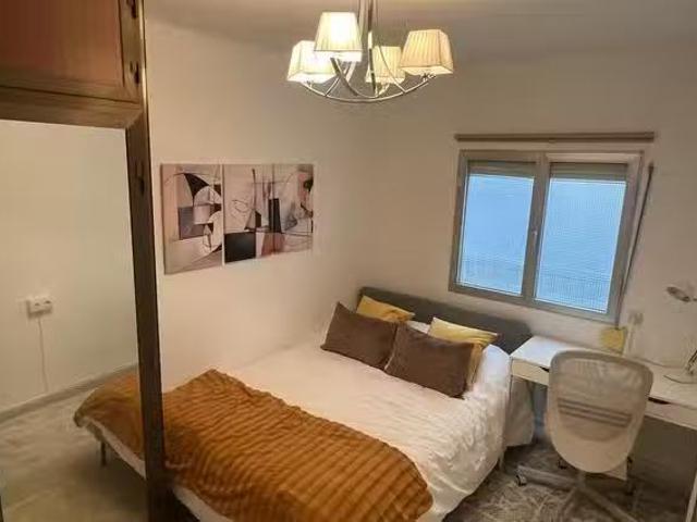 Bonito Habitación en Calle Miraorquídeas, Parque Victoria Euge.