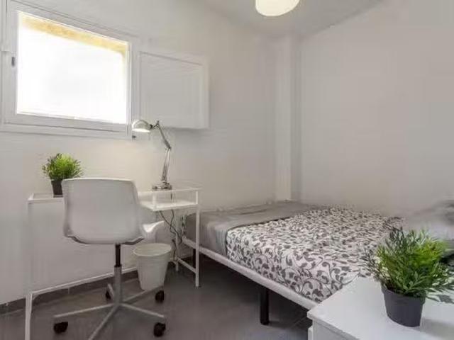 ¡Oferta! Habitación en Calle Pintor Dalmau, Beteró