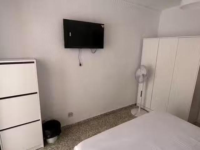 Único Habitación en Calle Río Olivenza, La Princesa