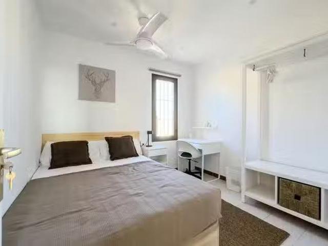 ¡Recién llegado! Habitación en Carrer d'Occident
