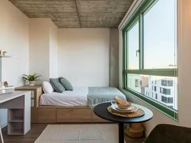 ¡Oferta! Habitación en Carrer de Cristóbal de Moura, Provençal.