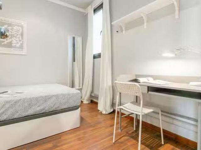 Acogedor Habitación en Carrer de Balmes, l'Antiga Esquerra de.