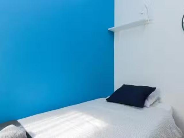 Encantador Habitación en Carrer de Sugranyes, Sants Badal