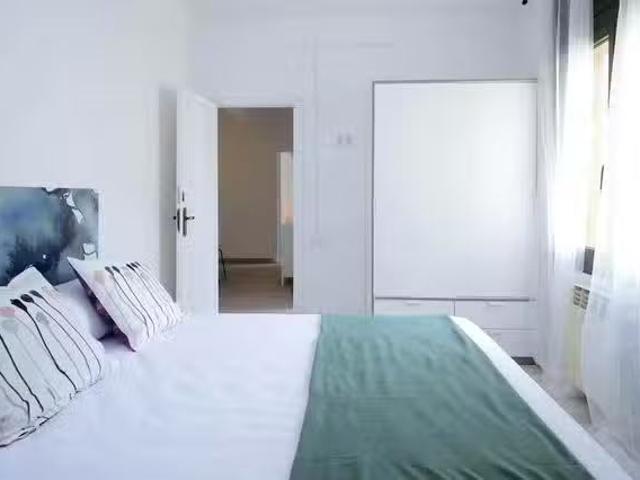 Bonito Habitación en Carrer de Rosalia de Castro