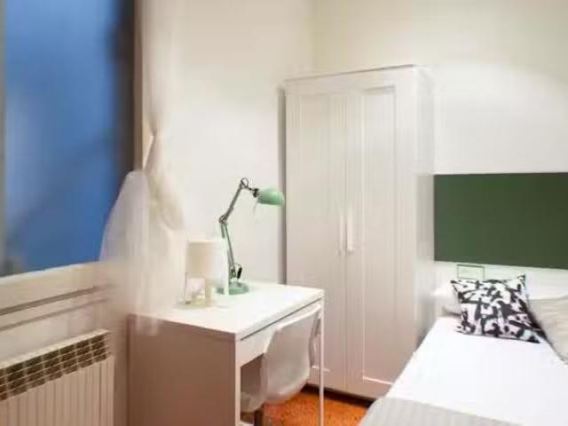 ¡Oferta! Habitación en Carrer del Comte Borrell