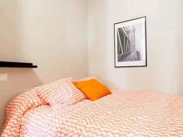 Único Habitación en Carrer del Comte d'Altea, La Gran Via