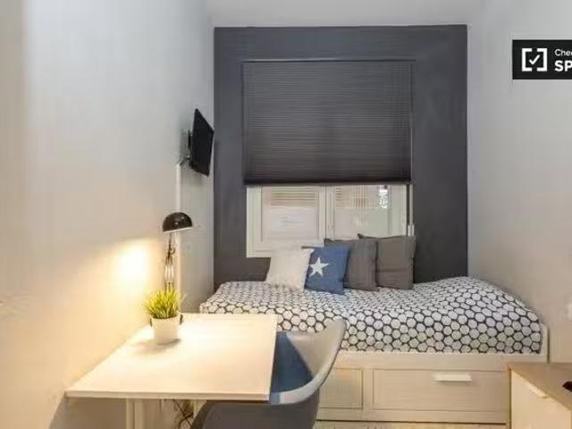 Barato Habitación en piso compartido cerca de la Sagrada Famil.