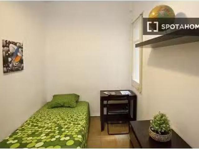 ¡Oferta! Habitación en piso compartido de 12 habitaciones en e.