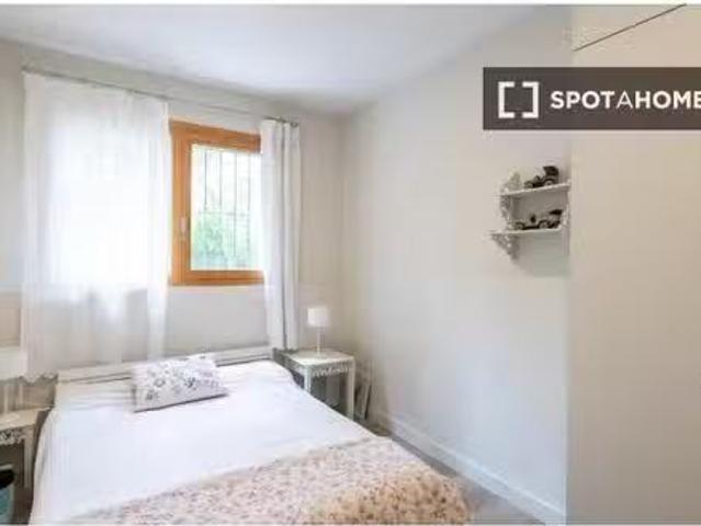 ¡Oferta! Habitación en piso compartido de 2 habitaciones en al.