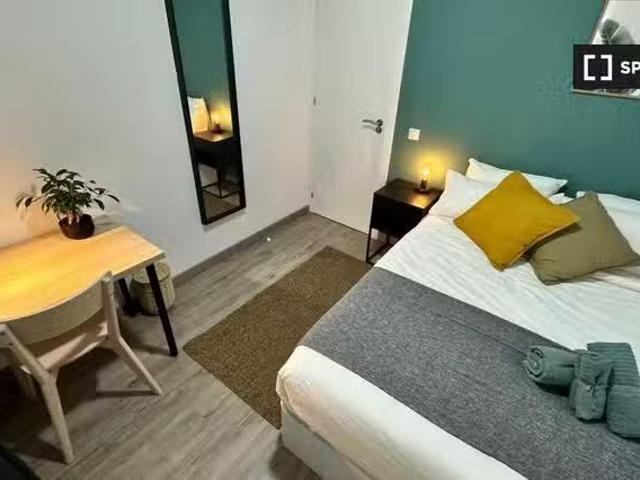 ¡Oferta! Habitación en piso compartido de 5 camas en alquiler.