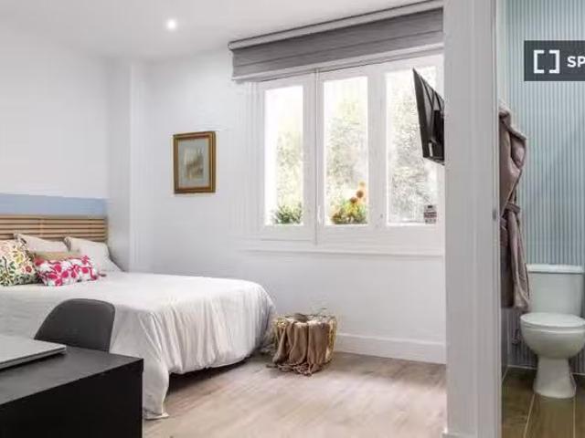 Acogedor Habitación en piso compartido en alquiler en Universi.