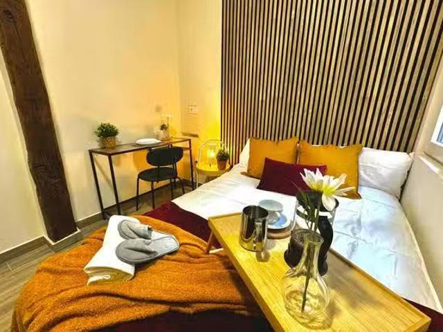Encantador Habitación en Plaza de Tirso de Molina, Embajadores