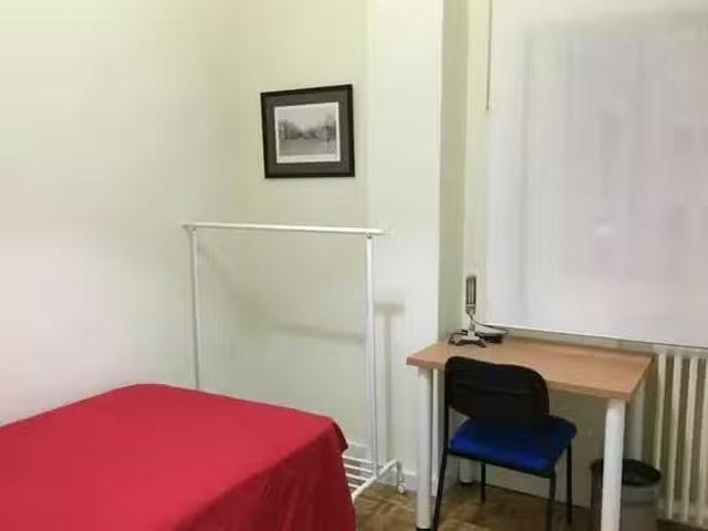 ¡En alquiler! Habitación en Ronda de Valencia, Centro