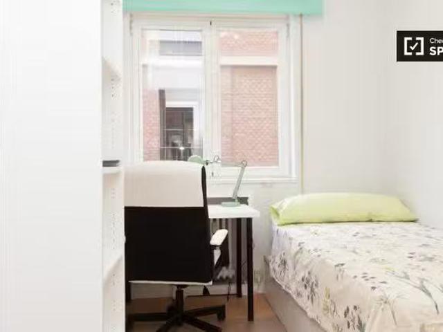 Encantador Habitación enorme en un apartamento de 7 dormitorio.