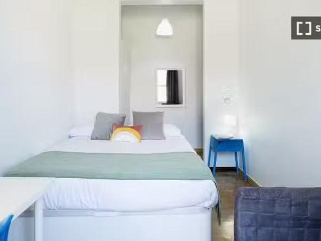 Único Habitación equipada en piso compartido en Puerta del Sol.