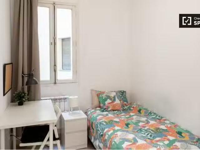 ¡Oferta! Habitación individual en apartamento de 8 dormitorios.