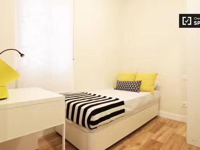 Bonito Habitación interior en apartamento de 4 dormitorios en.
