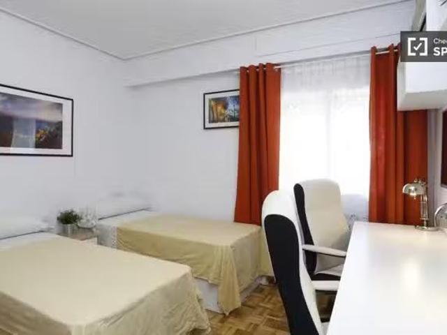 Bonito Habitación íntima en apartamento de 5 dormitorios en Re.