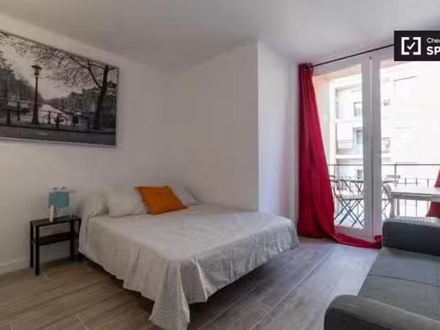 ¡Oferta! Habitación luminosa en apartamento de 4 dormitorios e.