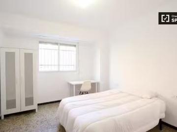 Acogedor Habitación para alquilar en apartamento de 4 dormitor.