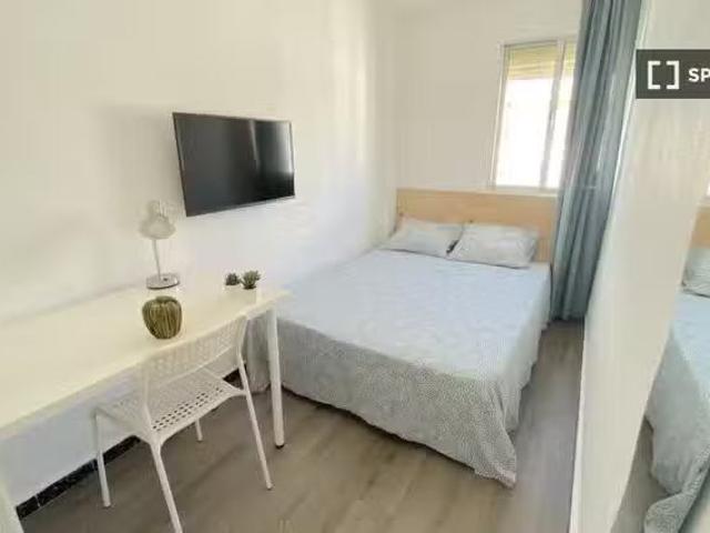 ¡Recién llegado! Habitación soleada cerca del centro con cama.
