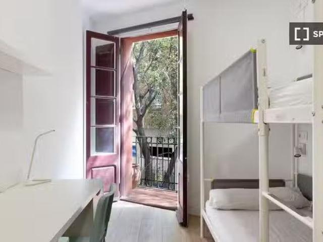 ¡Renta! Se alquila habitación doble compartida con balcón en r.