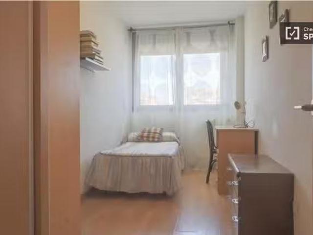 ¡Recién llegado! Se alquila habitación en apartamento de 3 dor.