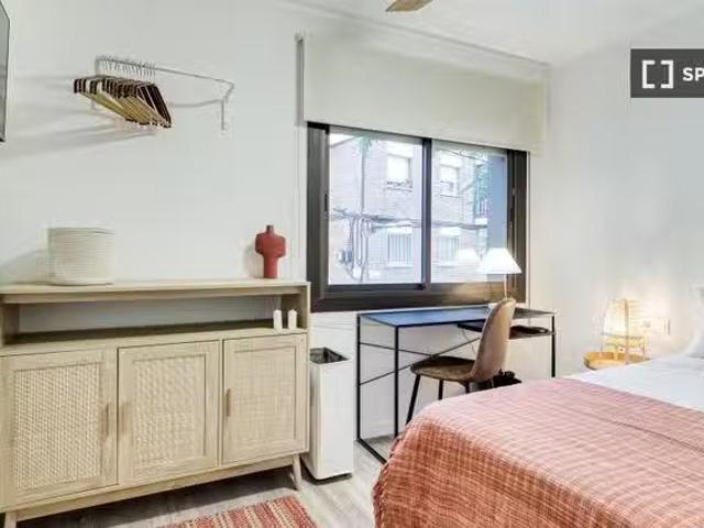 Bonito Se alquila habitación en apartamento de 3 dormitorios e.