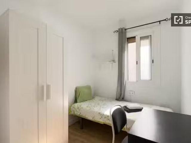 ¡Recién llegado! Se alquila habitación en apartamento de 3 dor.