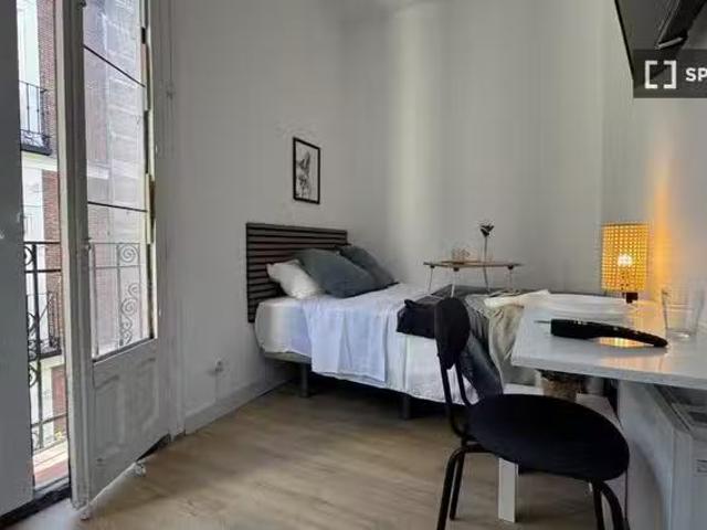 ¡Renta! Se alquila habitación en apartamento de 4 dormitorios.