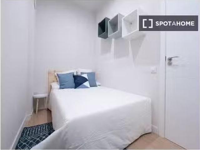 Acogedor Se alquila habitación en apartamento de 5 dormitorios.