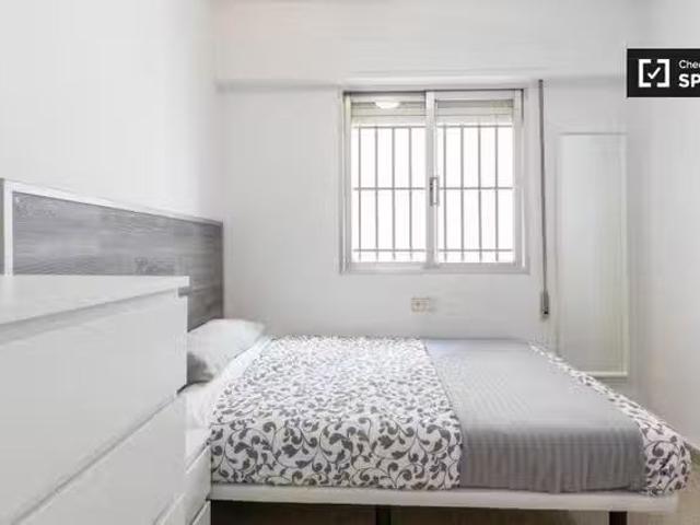 ¡En alquiler! Se alquila habitación en apartamento de 5 dormit.