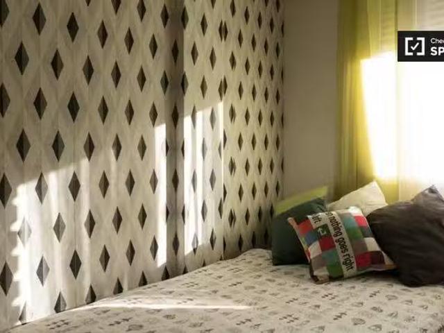 ¡En alquiler! Se alquila habitación en apartamento de 5 dormit.