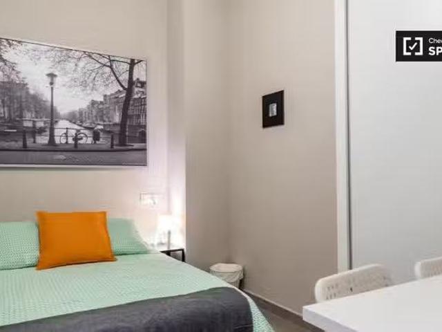 ¡Oferta! Se alquila habitación en apartamento de 5 dormitorios.