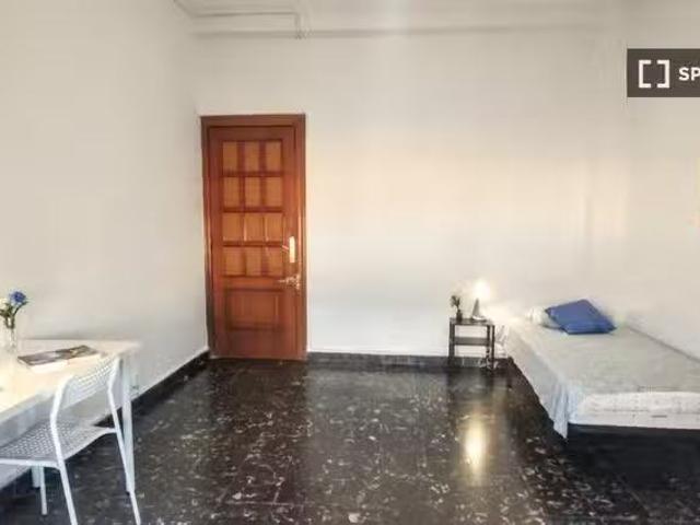 Bonito Se alquila habitación en apartamento de 6 dormitorios e.