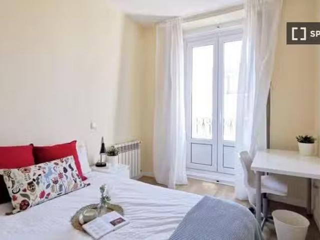 Barato Se alquila habitación en apartamento de 7 dormitorios e.