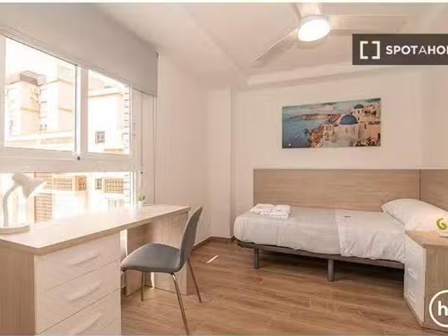 ¡Oferta! Se alquila habitación en piso compartido de 7 habitac.