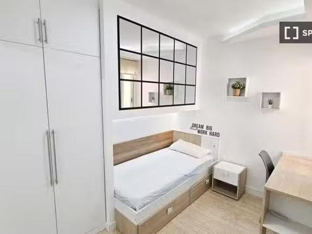 ¡Recién llegado! Se alquila habitación en piso compartido en C.
