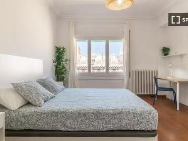 Encantador Se alquila habitación en piso compartido en la Dret.