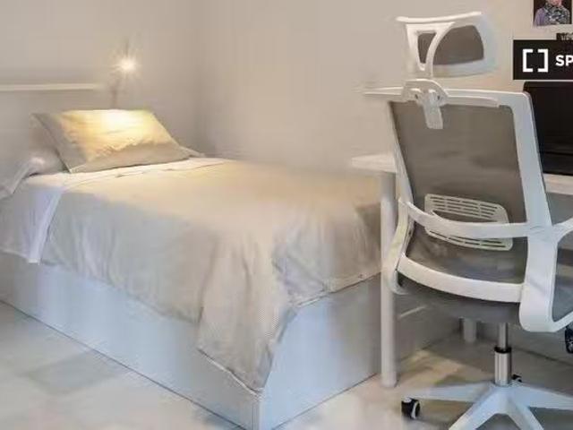 ¡Oferta! Se alquila habitación en piso de 3 dormitorios en val.