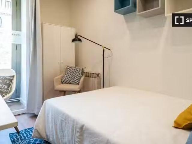 ¡Oferta! Se alquila habitación en piso de 7 habitaciones en Ba.