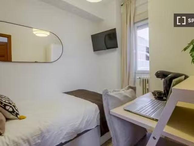 ¡Oferta! Se alquila habitación en piso de 7 habitaciones en Fu.