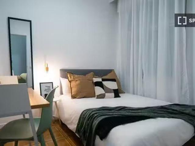 Acogedor Se alquila habitación en piso de 5 dormitorios en Arg.