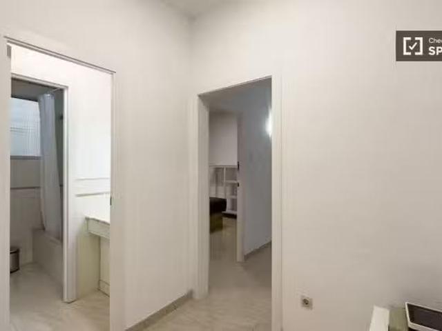 ¡Oferta! Se alquila habitación en piso de 5 habitaciones en Ba.