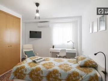¡En alquiler! Se alquila habitación en piso de 5 habitaciones.
