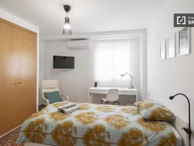 Nuevo Se alquila habitación en piso de 5 habitaciones en Burja.