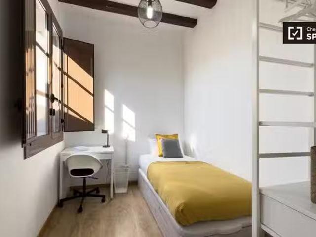 ¡Recién llegado! Se alquila habitación en piso de 5 habitacion.