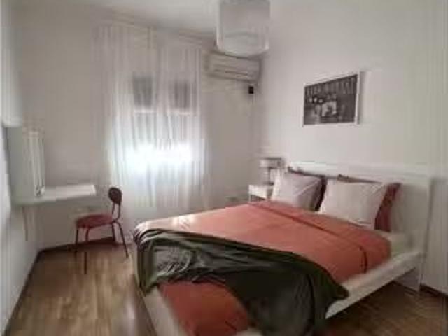 Bonito Se alquila habitación en piso de 5 habitaciones en Madrid