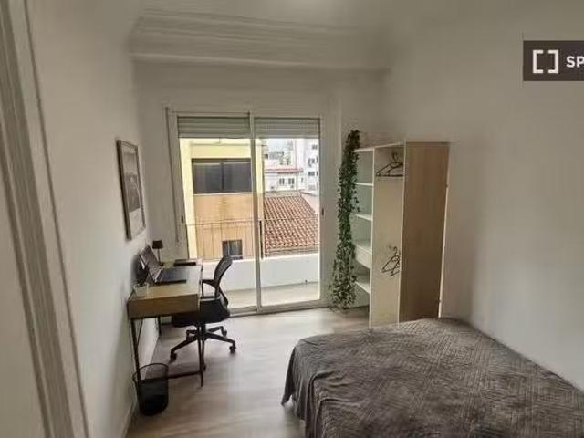 Encantador Se alquila habitación en piso de 5 habitaciones en.