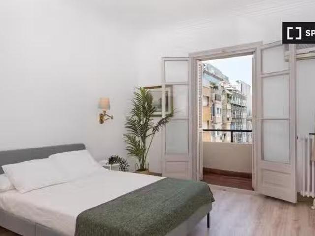 ¡Oferta! Se alquila habitación en piso de 6 habitaciones en Ba.